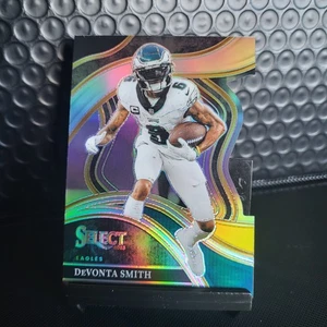 π¦
2023 Panini Select Football #272 β DeVonta Smith Black & Gold Prizm Die-Cut - Picture 1 of 3