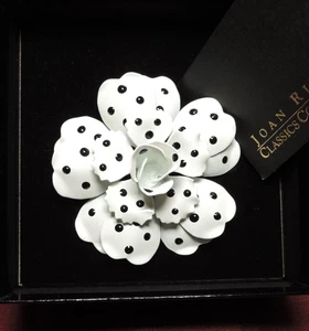 NOS JOAN RIVERS ANSTECKNADEL BROSCHE GEPUNKTET SCHWARZ & WEISS BLUME EMAILLE 2,5" SCHÖNES GESCHENK - Bild 1 von 1