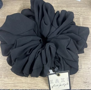 Free People X Kaxi Chiffon Jumbo Scrunchie in Schwarz, Coquette Zierlich🌸🌺🌸 - Bild 1 von 5