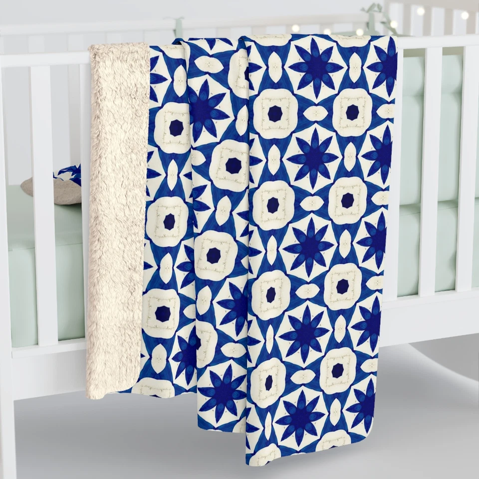 Patrón geométrico marroquí azul y blanco, acogedora manta polar Sherpa Foto 1 de 1