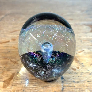 Fermacarte Robert Eickholt Art Glass 3"H 1999 iridescente scintillante arcobaleno - Foto 1 di 4
