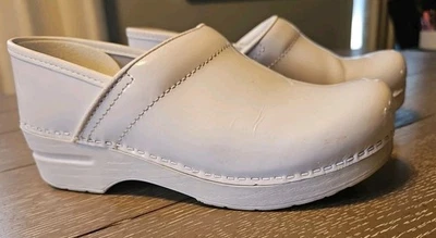 Zuecos Dansko EU 39 charol blanco Foto 1 de 4