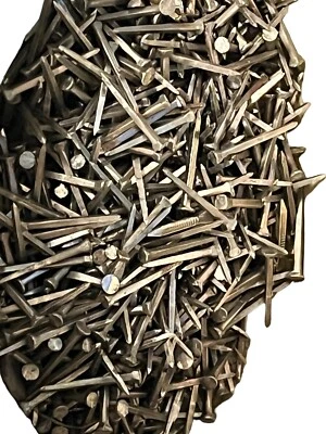 ANCIEN CLOUS CARRÉ POINTE TAPISSIER MENUISIER PAR LOT DE 20 - Photo 1/3