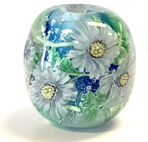 Japanische Satake Glasperle Ayako Hattori Tonbo-dama weiße Blumen auf blau - Bild 1 von 17