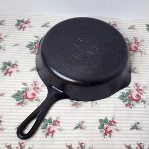 Vintage Griswold 9" Cast Iron Skillet Frying Pan No 6 699E ERIE, PA - Picture 1 of 9