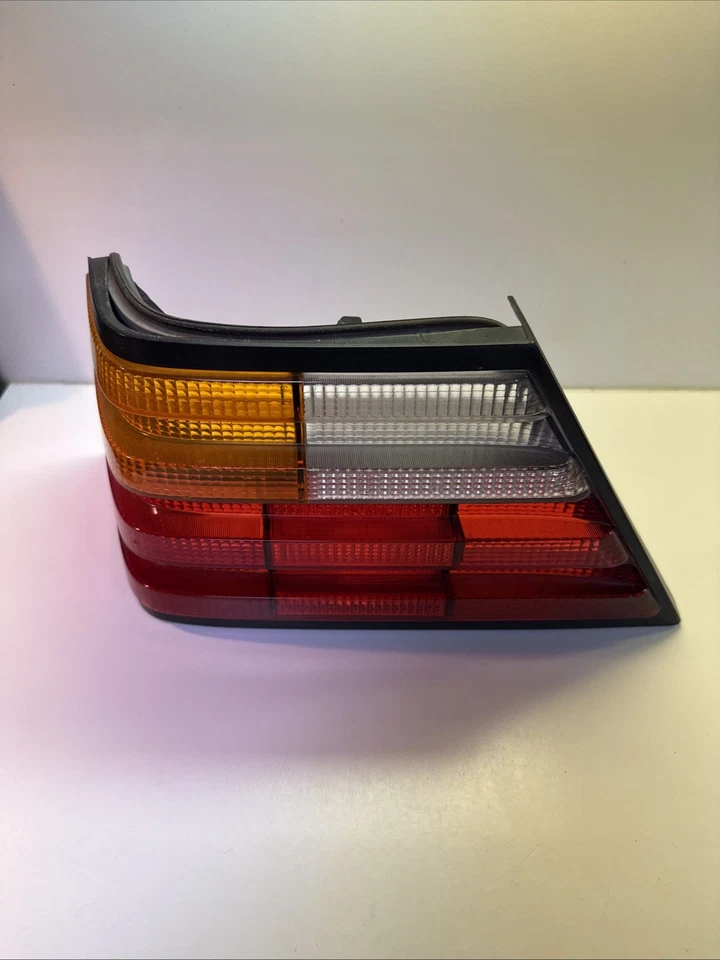 Lente luz trasera izquierda mercedes-benz w124 original usada estado sin grietas Foto 1 de 4