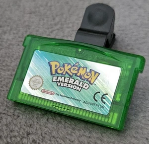 Pokémon Versione Smeraldo Nintendo Gameboy Advance Originale UK PAL Batteria Nuova - Foto 1 di 16
