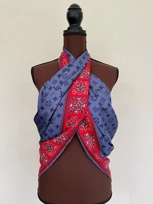 Louis Vuitton Mantón Cuadrado Azul Monograma Flores Borde Rojo Seda Envolvente Bufanda Foto 1 de 4