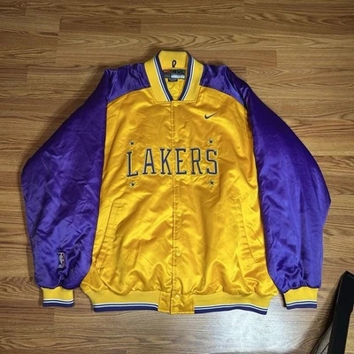 Chaqueta de bombardero de baloncesto satinado vintage NBA Nike LA Los Angeles Lakers talla 4XL Foto 1 de 4