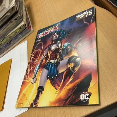 NYCC New York Comic Con 2016 Program Wonder Woman Walking Dead  Boook Foto 1 de 2