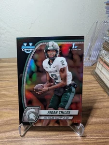 2024 Bowman Chrome University U Aidan Chiles 1° rifrattore nero /10 #8 RC MSU - Foto 1 di 2