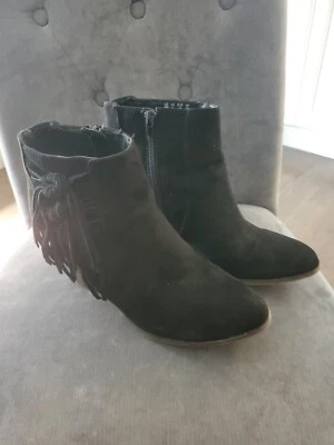 "Botines Chelley Fergalicious para mujer talla 8M negro gamuza aspecto 3"" tacón precio de venta sugerido por el fabricante 49,99 USD" Foto 1 de 4