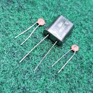 3,12 MHz Xtaloszillator + Kappen für SP0256 Sprachsynthesizer - Bild 1 von 2