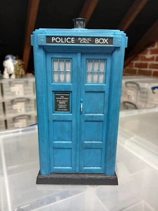 Personaje Doctor Who 3rd Doctor's Tardis de 'The Time Monster' B&M 5.5" - Imagen 1 de 6