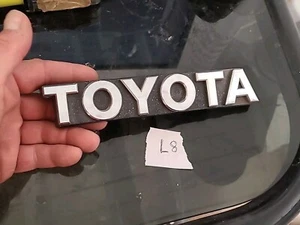 EMBLEMA DE REJILLA DE CAMIÓN TOYOTA VINTAGE AÑOS 80 OEM - Imagen 1 de 6