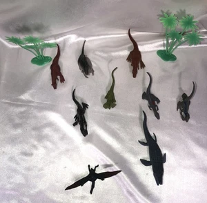 Menge 7 Dinosaurier 1 Pteranodon 1 Mosasaurus 2 Sets Palmenspielzeug - Bild 1 von 7