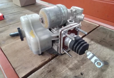 Conjunto de refuerzo de cilindro maestro bomba de freno antibloqueo Hummer H3 2006-2010 OEM Foto 1 de 3