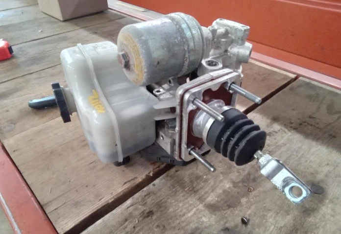 Conjunto de refuerzo de cilindro maestro bomba de freno antibloqueo Hummer H3 2006-2010 OEM Foto 1 de 3