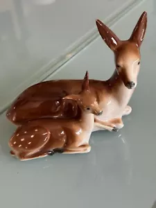 Rehmutter mit Kitz Rehkitz liegend Porzellan Figur Fereign - Bild 1 von 4