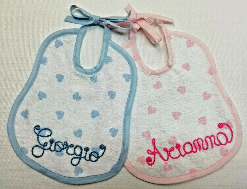 Bavaglino "Cuori" con Nome personalizzato,100% cotone Made in Italy, 2 colori  - Immagine 1 di 1