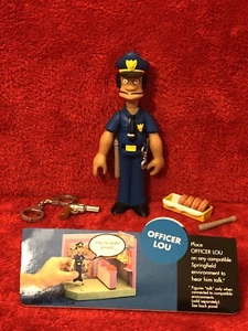Playmates Simpsons OFFICER LOU WOS interaktive Figur mit Zubehör - Bild 1 von 1
