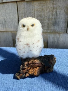 SCHNEEFASERFEDER Eule - auf Holzsockel - 6" Höhe x 6" Breite x 4 1/4" Tiefe - Bild 1 von 5