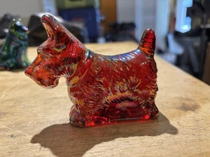 Estatuilla de perro Scotty vintage de vidrio iridiscente carnaval rojo Fenton - Imagen 1 de 1