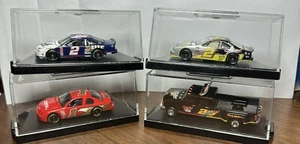 Menge 4 Action Racing Druckguss Nascar Maßstab 1:64 Autos/LKW auf Basis im Koffer - Bild 1 von 15