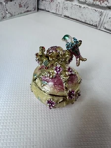 Hermoso arte caja baratija pájaro vintage varios colores Rystones - Imagen 1 de 9