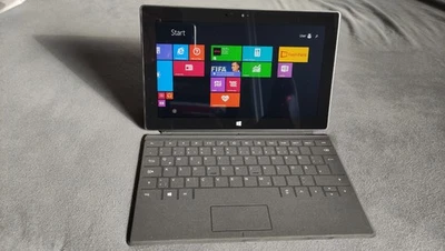 Microsoft Surface RT 64 GB  mit Tastatur und Ladegerät + 2 Stifte Zustand gut  - Bild 1 von 4