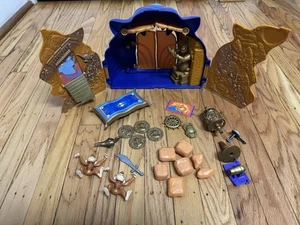Vintage Aladdin Höhle der Wunder Spielset Felsbrocken Skarabäus Karte Schwert Teppich Lampe Abu - Bild 1 von 19