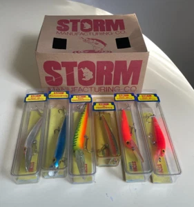 STORM VINTAGE PRE RAPALA FISHING LURES MINT IN BOXES + CARDBOARD DEALER ADVERTIS - Picture 1 of 4