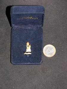 Goebel Hummel Miniatures, 2cm kleine Figur!, Hum 171/0 "Kehrliesl" - Picture 1 of 1