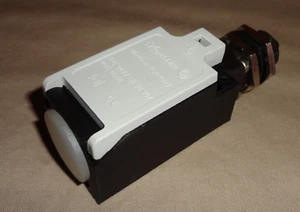 MOELLER AT0-20-1-I POSITION SWITCH AT0201I LIMIT SWITCH NEW - Picture 1 of 4