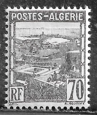 HICK GIRL- MINT FRENCH ALGERIA STAMP   SC#133  1941  VIEW OF ALGIERS     L922 - Image 1 of 2