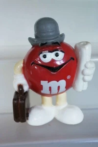 M&M'S RARE FIGURINE BOUCHON PASTILLE ROUGE HOMME D'AFFAIRES 6 CM HAUT SANS SOCLE - Imagen 1 de 1
