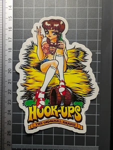 Calcomanía adhesiva Hook-Ups - Vaquera de anime con cerveza y cigarrillo, estilo pin-up - Imagen 1 de 1