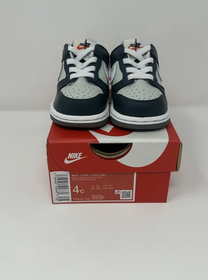 Nike Dunk Zapatos Bajos FB9107 300 Talla 4C Bebé Niño Selva Profunda/Blanco-Plata Claro Foto 1 de 4