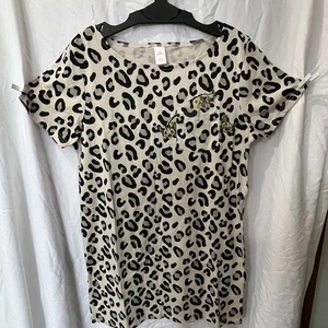 Disney Lion King Cakeworthy T-shirt Hyenas Leopard Spots Sz XL Ed Banzai Shenzi - Picture 1 of 8