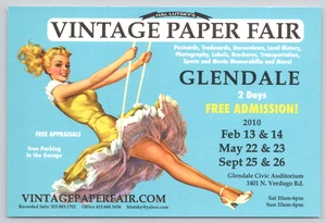 Postal 2010 Vintage Feria de Papel Glendale California Rubia Pinup en Anuncio Columpio - Imagen 1 de 2