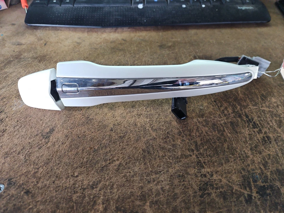 Рукоятка передней правой двери 14–16 Infiniti Q50 белая 80640-4GA6A 82646-4GA6A - Изображение 1 из 4