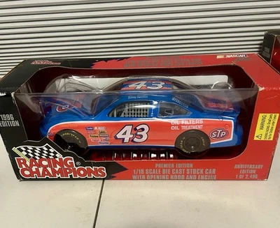 Autografiado Richard Petty Firmado Escala 1:18 1984 AZUL/ROJO Diecast Car Foto 1 de 4