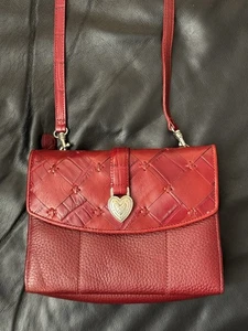 Bolso Organizador BRIGHTON Cuero Rojo Cocodrilo Repujado CORAZONES ENCANTADOS - Imagen 1 de 10