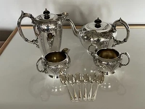 VERSILBERTES EPBM 4-TEILIGES TEE-/KAFFEESERVICE MIT FUSS AUF ERHÖHTEN FÜSSEN (SPTCS-0) - Bild 1 von 7