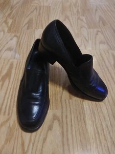 Munro Loafers. Rubber Sole. Black Leather. Women's 8. EUC - Picture 1 of 8