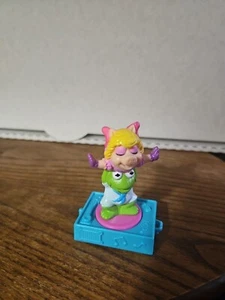 Vintage MUPPET BABIES Kermit & Miss Piggy On a Record Player - Henson 1994 - Picture 1 of 5