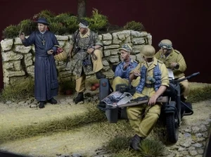 Set figurine in resina soldatini e sacerdoti tedeschi scala 1/35 seconda guerra mondiale per scena diorama - Foto 1 di 4
