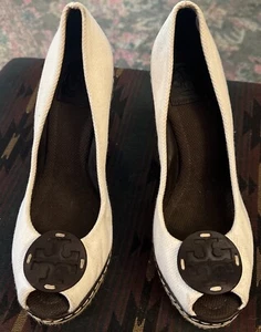Tory Burch Linen White Espadrille Peep Toe Logo Wedge Heel Size 9.5 - Picture 1 of 7