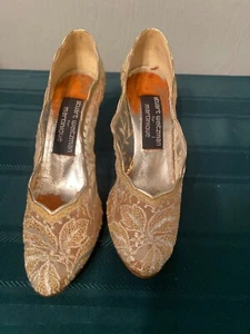 STUART WEITMAN for MARTINIQUE mid heel 3.25" Gold lace evening shoes 7 - Picture 1 of 9