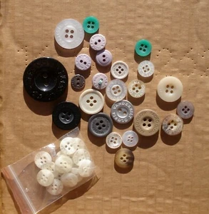 Marken Knopf Sammlung - 17 Marken - einige Multiples - Bild 1 von 1